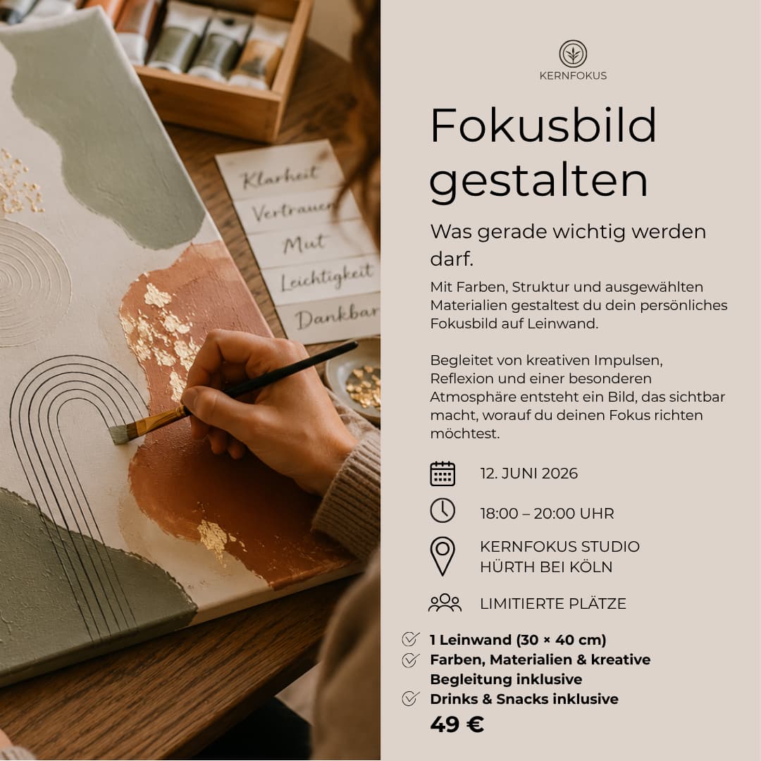 Kreativ- und Reflexionsworkshop „Fokusbild gestalten“ im Kernfokus Studio in Hürth bei Köln mit Leinwand, Farben, warmem Licht und intuitivem Malprozess in gemütlicher Atmosphäre.
