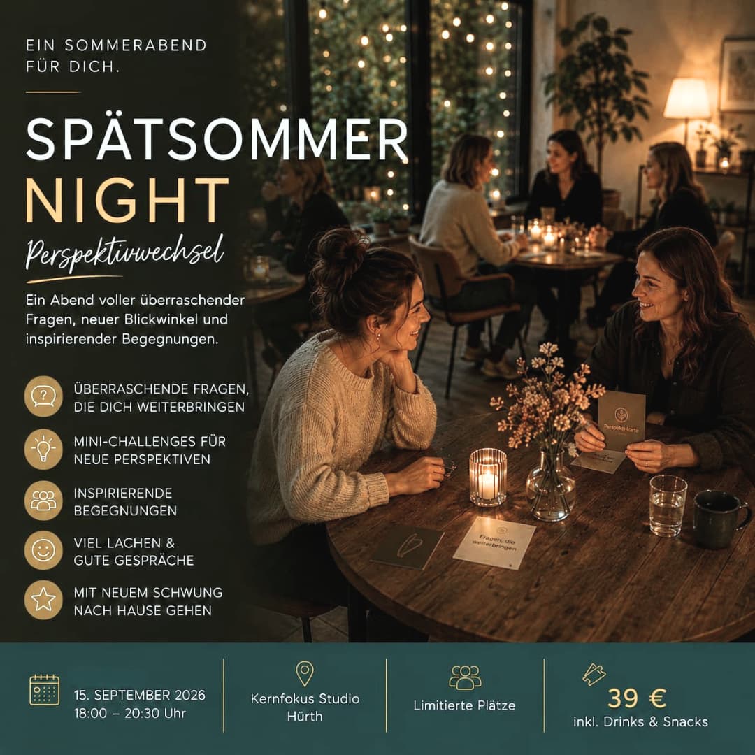 Frauen führen inspirierende Gespräche an einem stilvoll gedeckten Holztisch bei sommerlichen Getränken und Snacks. Das Bild vermittelt Gemeinschaft, Leichtigkeit und die besondere Atmosphäre der Kernfokus-Veranstaltung „Spätsommer Night“.