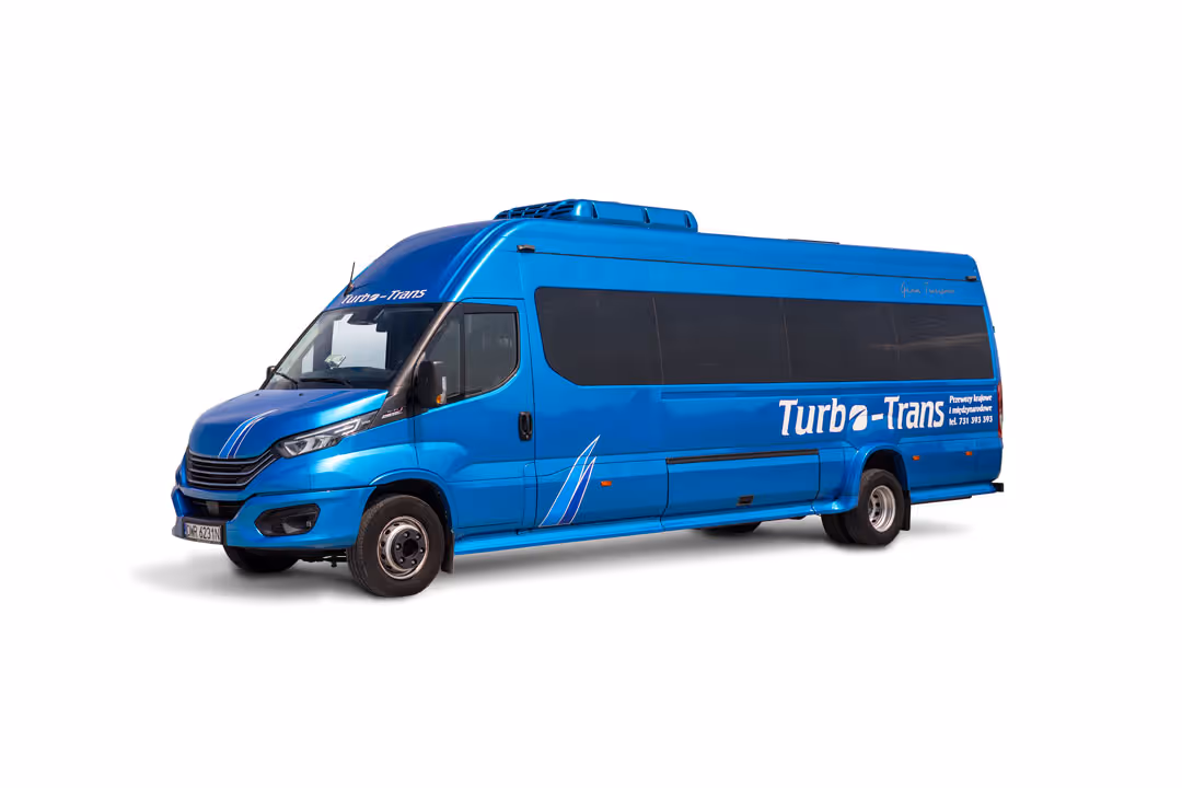 Niezawodny bus Iveco Daily firmy Turbo-Trans, wykorzystywany do regularnych przewozów pracowniczych na terenie powiatu trzebnickiego.
