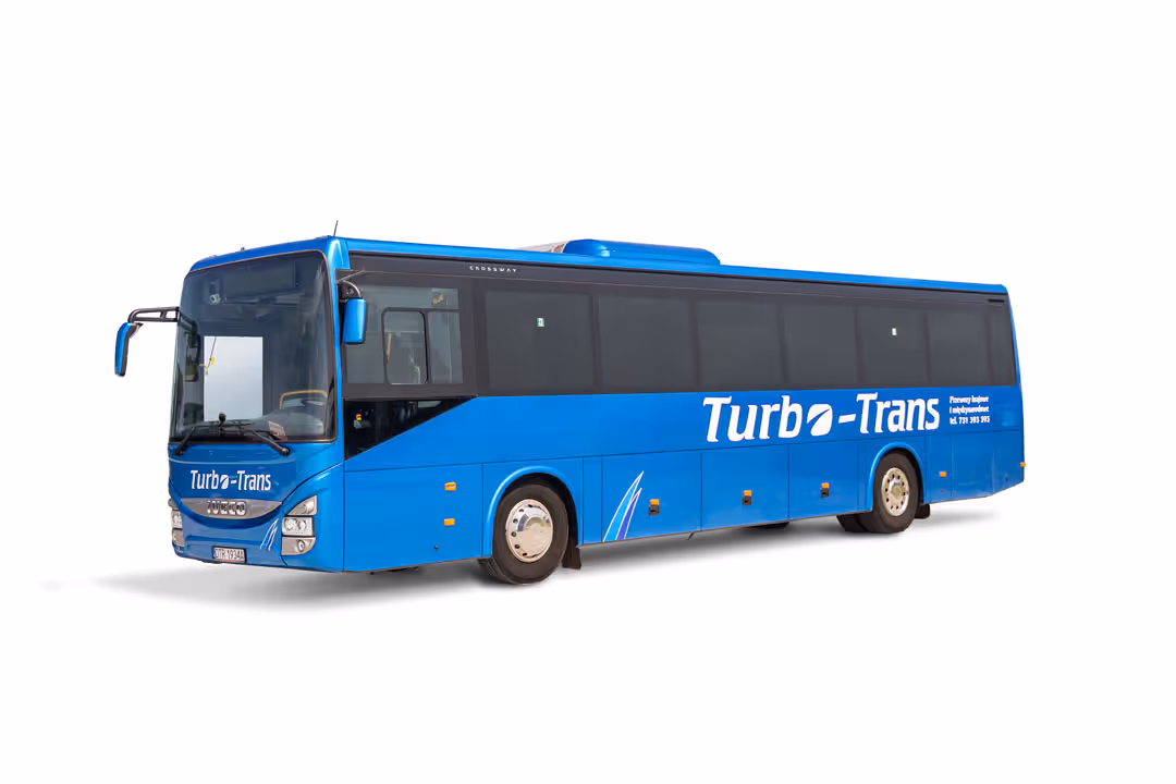 Autobus Iveco Crossway firmy Turbo-Trans obsługujący regularne linie międzymiastowe i transport regionalny na terenie Dolnego Śląska.