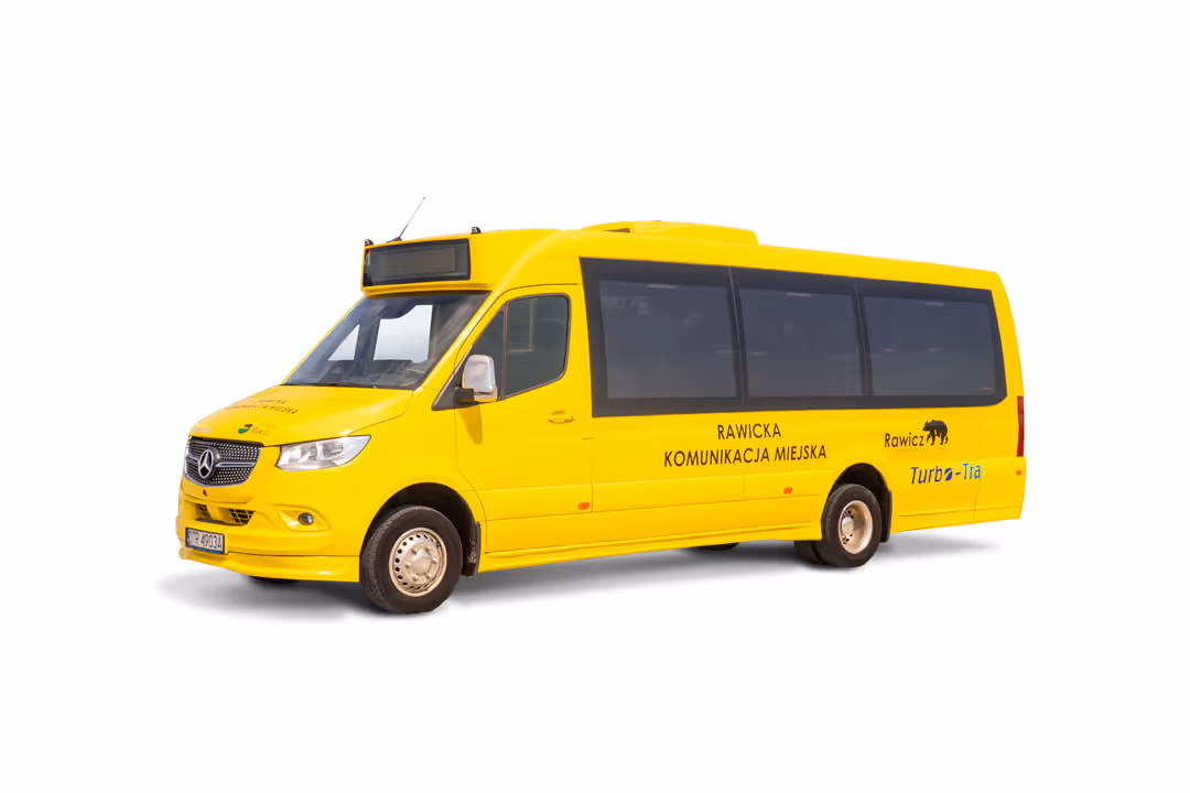 Mercedes Sprinter firmy Turbo-Trans w barwach komunikacji publicznej, obsługujący linie lokalne w gminie Rawicz, zapewniając sprawny transport mieszkańcom.