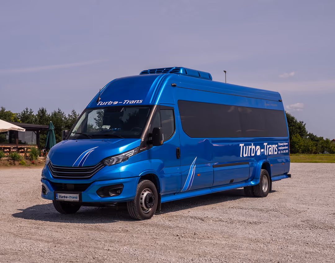 Komfortowy bus Turbo-Trans dostępny na wynajem z kierowcą w powiecie trzebnickim i na terenie całego Dolnego Śląska.