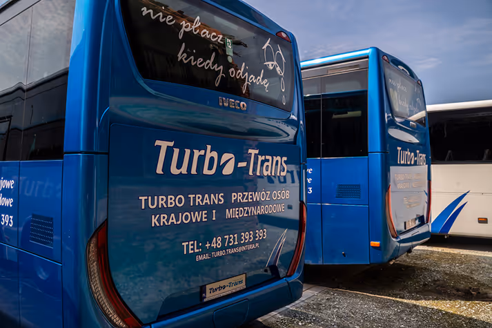 Flota nowoczesnych autobusów Turbo-Trans z charakterystycznym brandingiem firmowym – zaufany przewoźnik na Dolnym Śląsku.