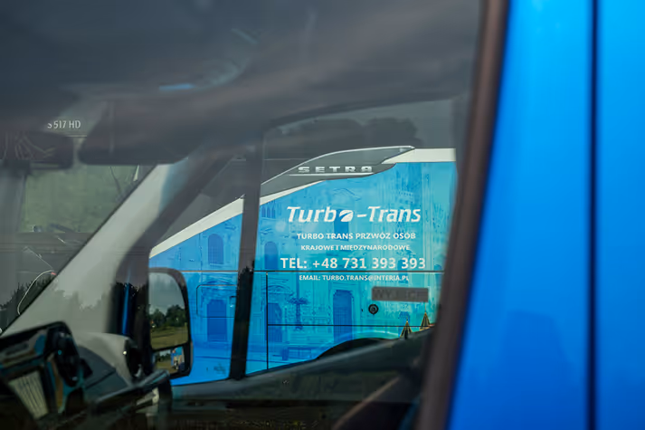 Artystyczne ujęcie logo Turbo-Trans, symbolizujące nowoczesne podejście firmy do transportu osób w Kobierzycach.