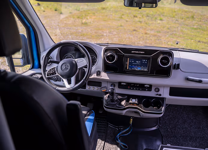 Nowoczesny kokpit i stanowisko kierowcy w busie Mercedes Sprinter, zapewniające bezpieczną i płynną jazdę z profesjonalistą z Turbo-Trans.