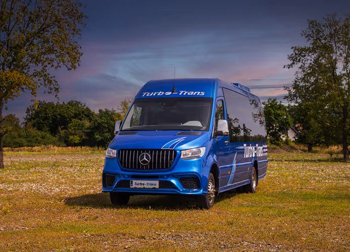 Elegancki bus Mercedes Sprinter 519 na wynajem we Wrocławiu, na tle malowniczego zachodu słońca, idealny na wyjazdy firmowe.