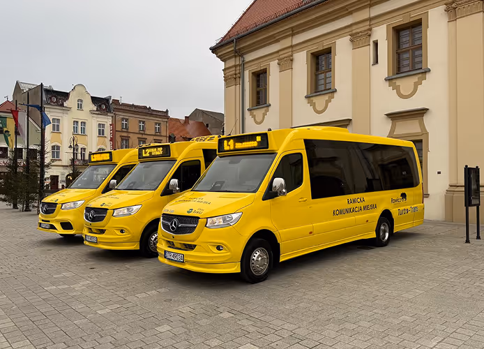 Flota żółtych Mercedesów Sprinterów Turbo-Trans, zapewniająca sprawną i niezawodną komunikację miejską w Rawiczu.