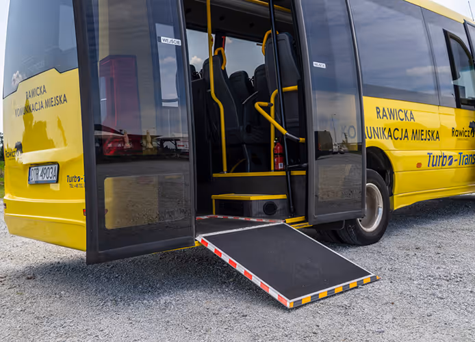 Opuszczona rampa dla wózków w autobusie Mercedes Sprinter – nowoczesne udogodnienie dla osób z niepełnosprawnościami w komunikacji publicznej Turbo-Trans.