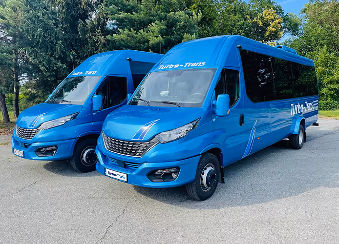 Dwa identyczne busy Iveco Daily z floty Turbo-Trans, świadczące o gotowości do obsługi transportu dla firm we Wrocławiu i okolicach.