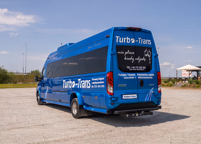 Tył autobusu Iveco Daily z charakterystycznym hasłem "Nie płacz, kiedy odjadę", wykorzystywany do niezawodnego transportu pracowniczego na Dolnym Śląsku.