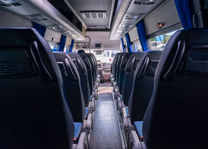 Czyste i funkcjonalne wnętrze busa Iveco Daily, idealne do komfortowych, codziennych przewozów pracowniczych.