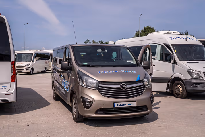 Nowoczesny bus Renault firmy Turbo-Trans gotowy do wynajęcia - pierwszy krok w procesie rezerwacji transportu.