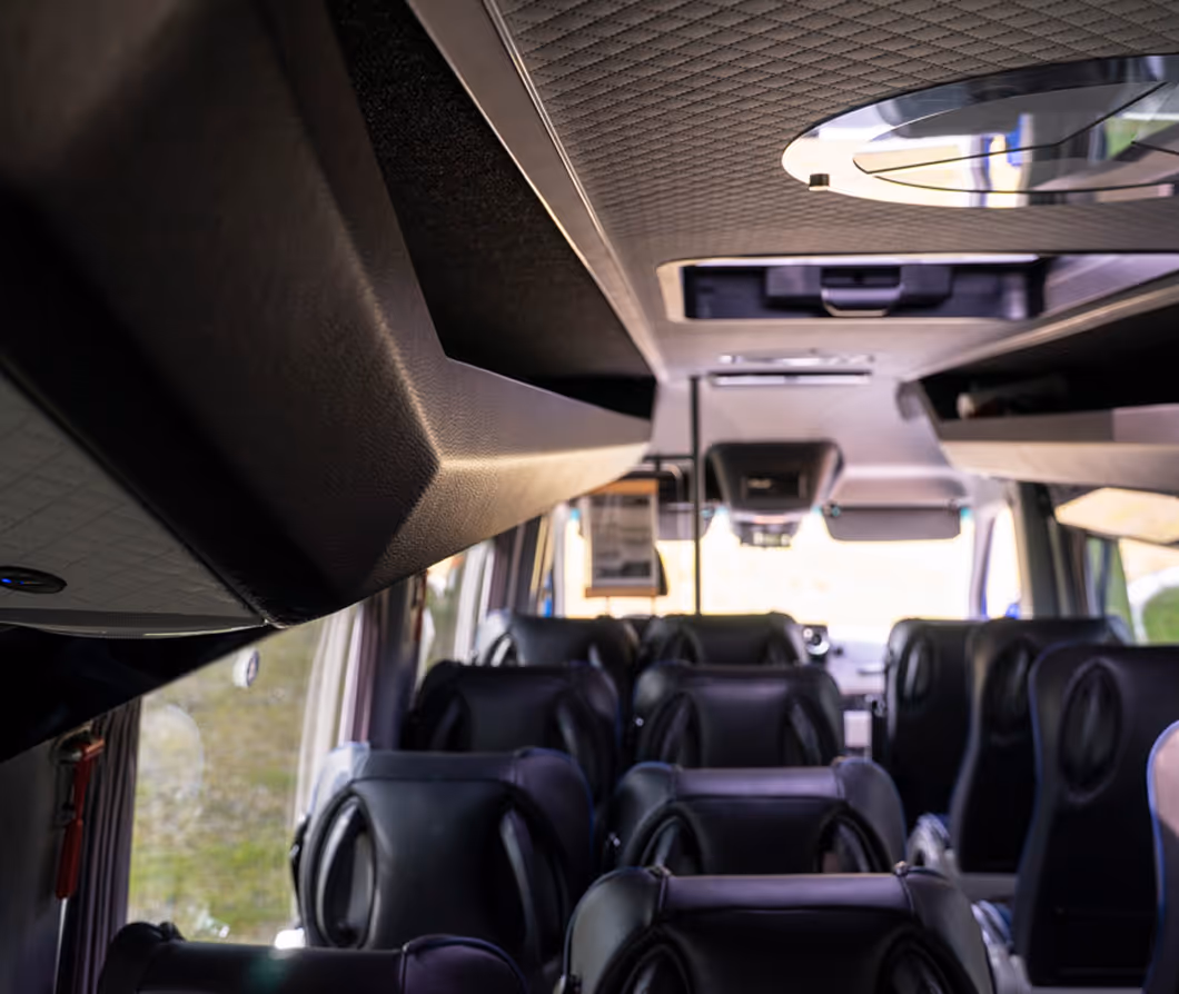 Komfortowe wnętrze busa na wynajem dla firm na konferencje i wyjazdy integracyjne z Turbo-Trans w rejonie Wrocławia i Kobierzyc.