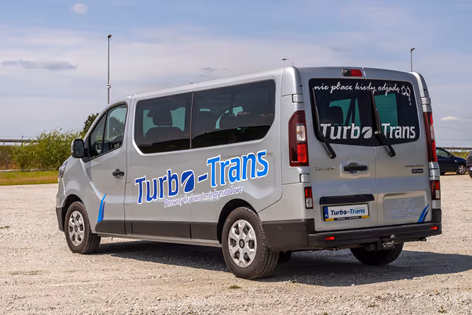 Czysty i zadbany bus Renault na parkingu, przykład floty dostępnej na wynajem w Turbo-Trans w Wołowie.