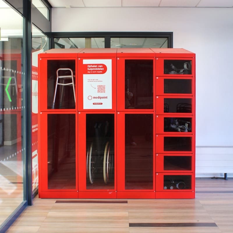 Vue de face de l’installation de casiers intelligents Medipoint pour les aides médicales