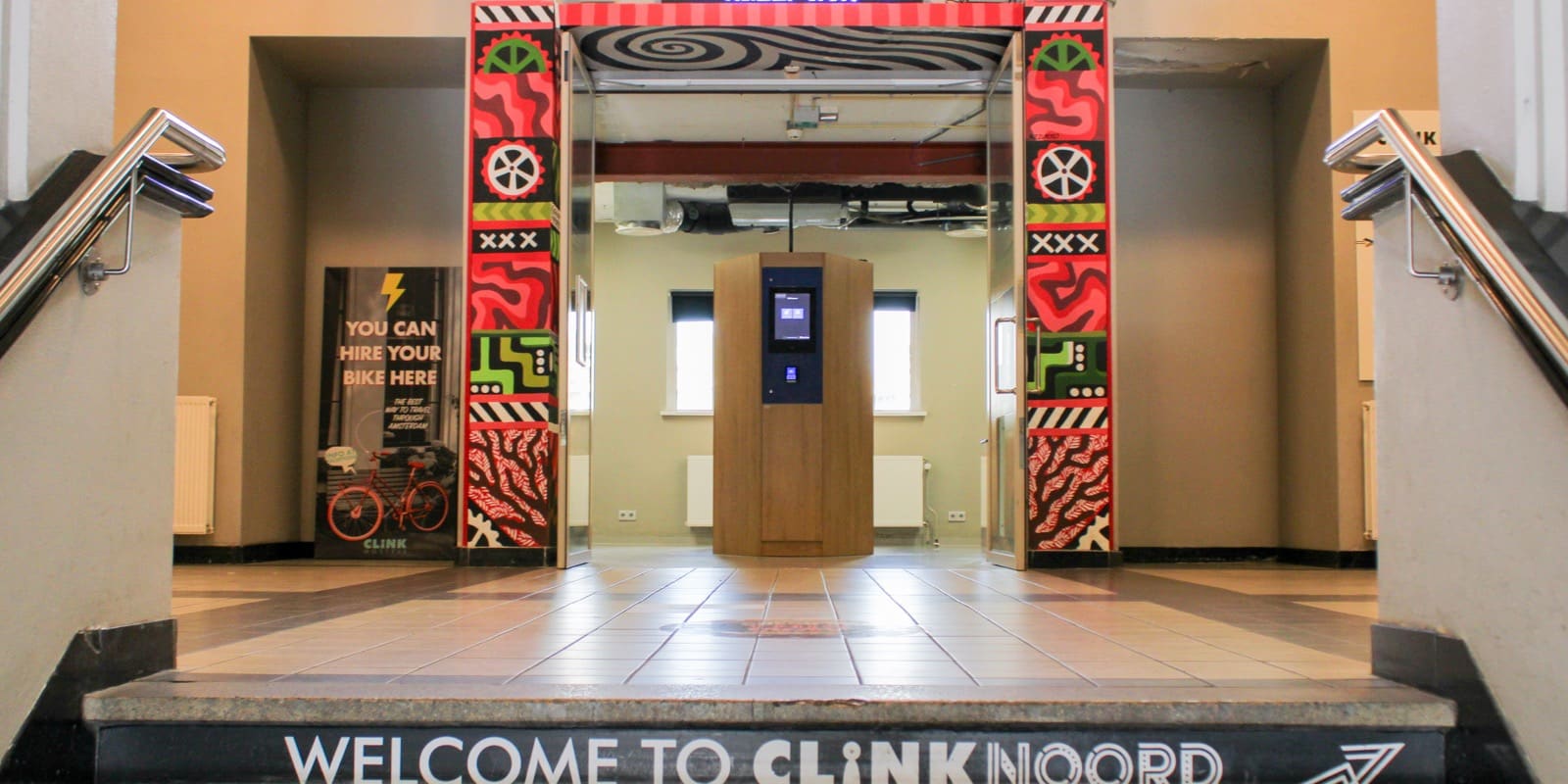 Entrée de ClinkNOORD avec terminal Keynius pour consigne à bagages à Amsterdam