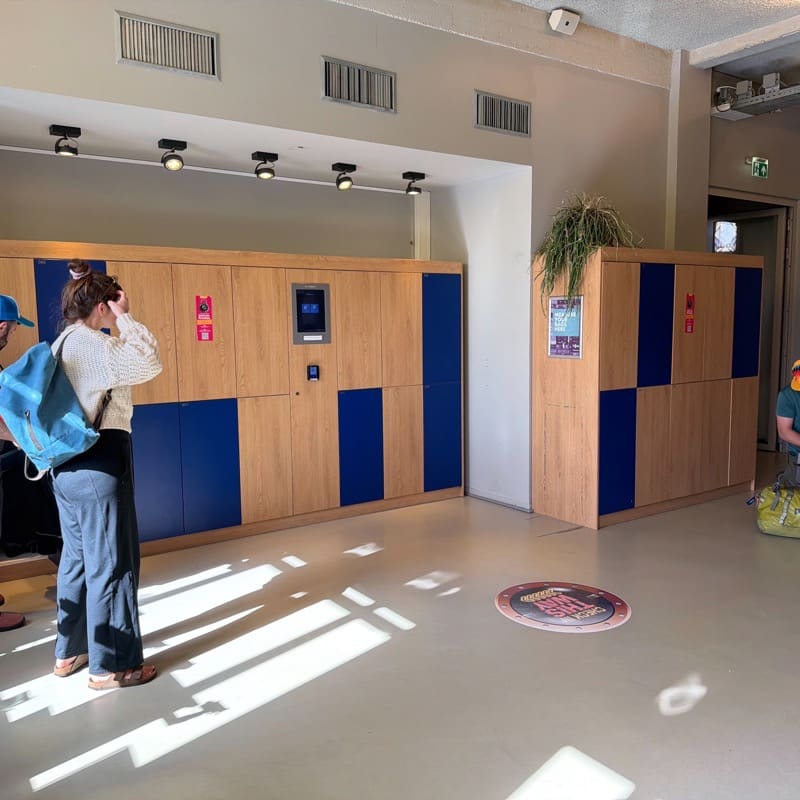 Des clients de ClinkNOORD utilisent les casiers à bagages en libre-service à Amsterdam