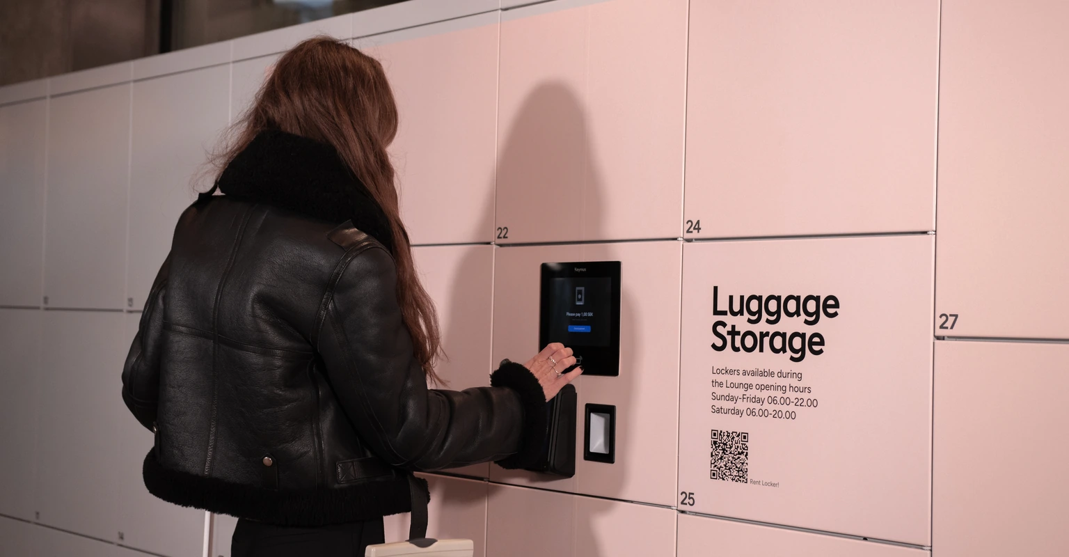 Traveller using the touchscreen to book luggage storage