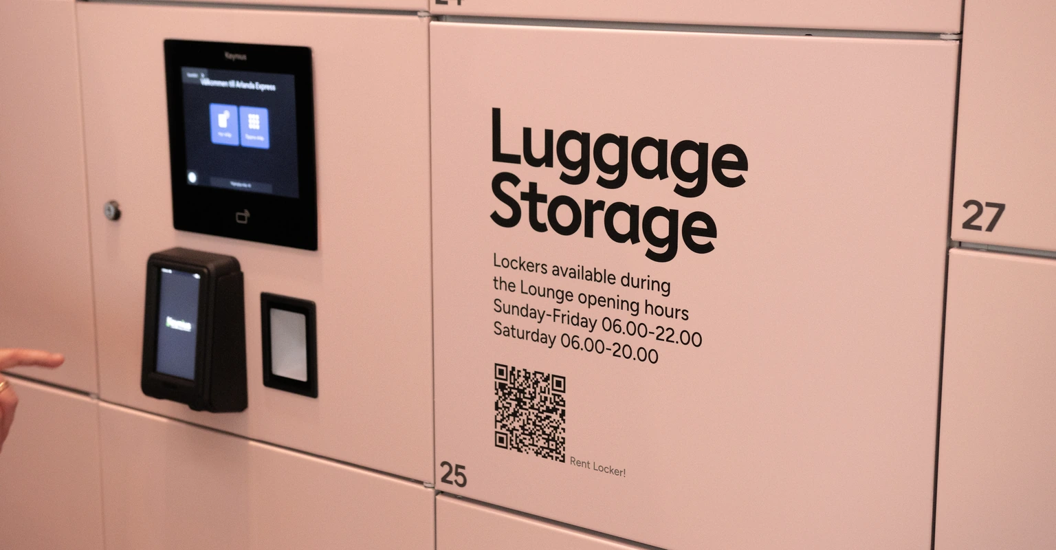 Keynius Smarty touchscreen, contactless payment terminal, and QR booking instructions