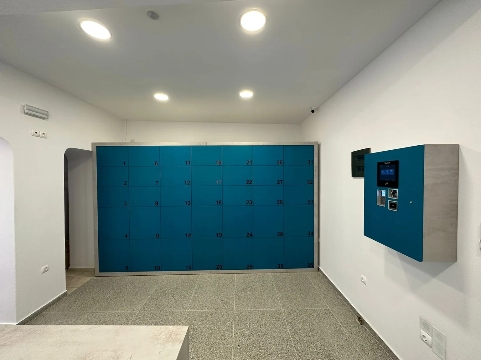 LOC Mykonos luggage lockers with Smarty touchscreen, payment terminal, and QR reader