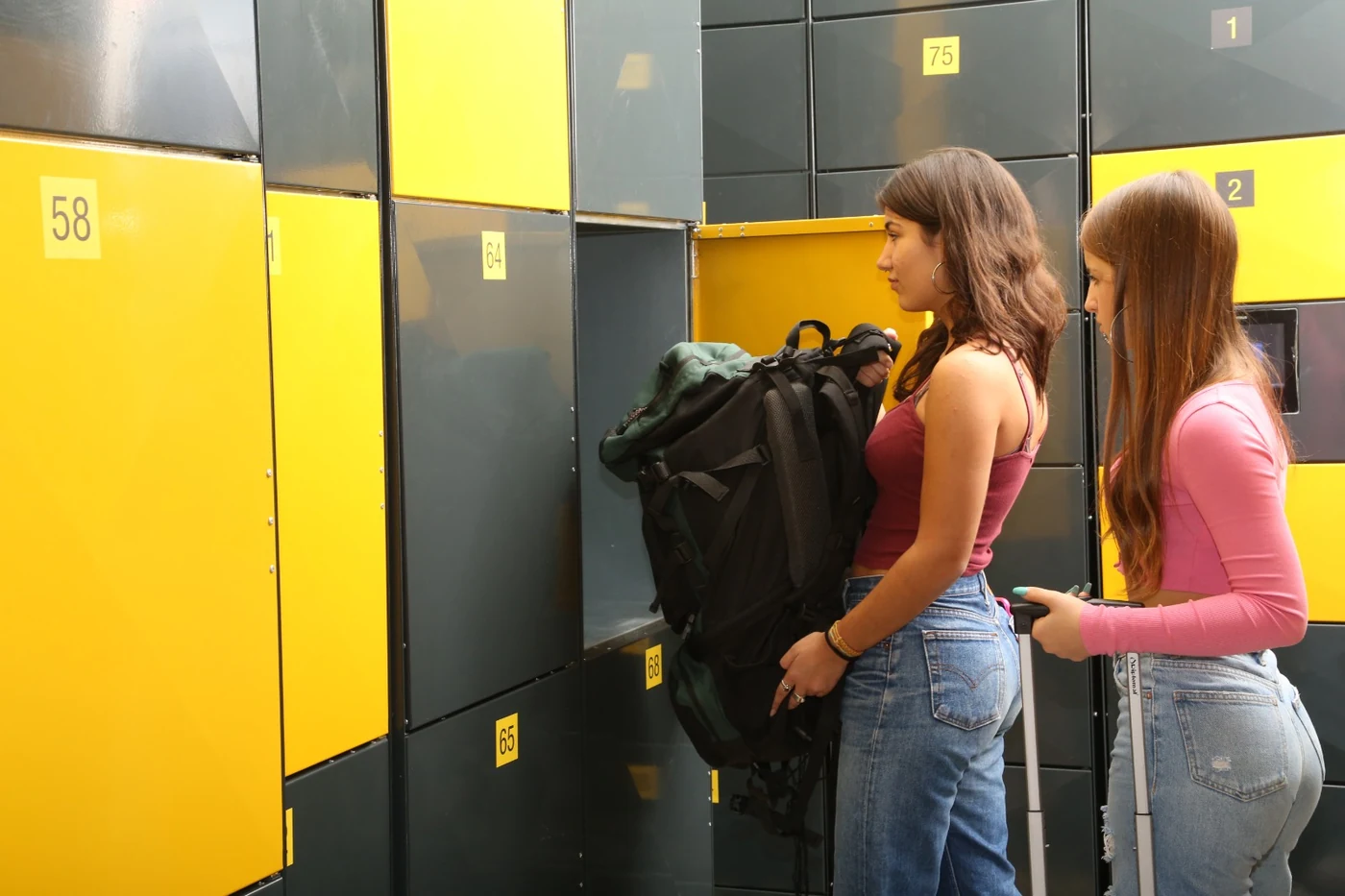 Voyageuses déposant leurs bagages dans les casiers Easy Drop & Go