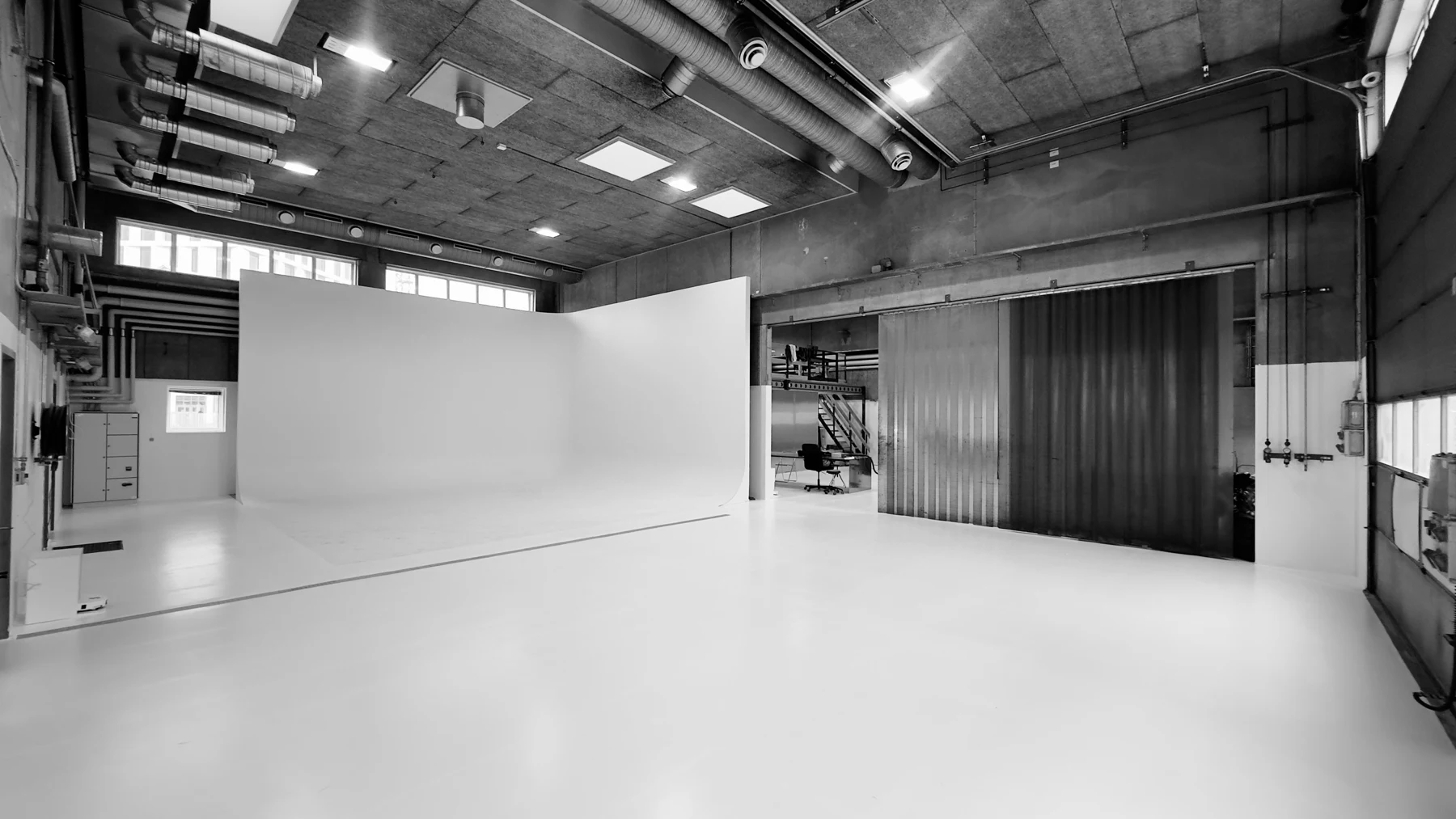 RAAVAERK fotostudie i Aarhus C med hvid infinity wall og rå industrirammer