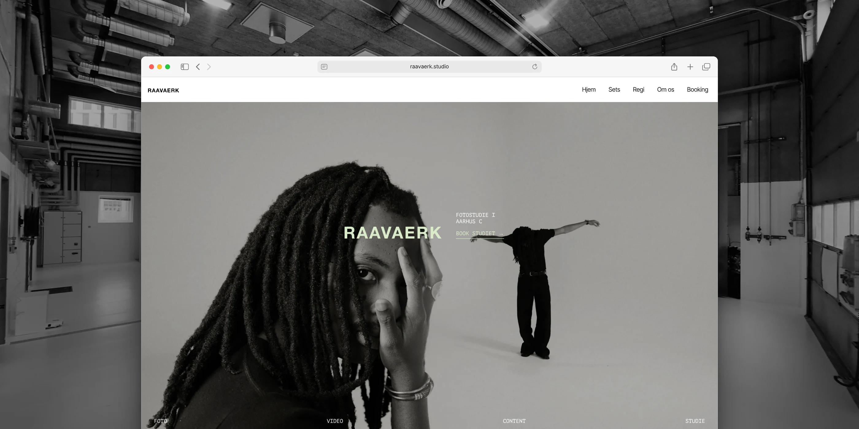 RAAVAERKs website i Webflow vist foran fotostudiet på Havnevej 4A