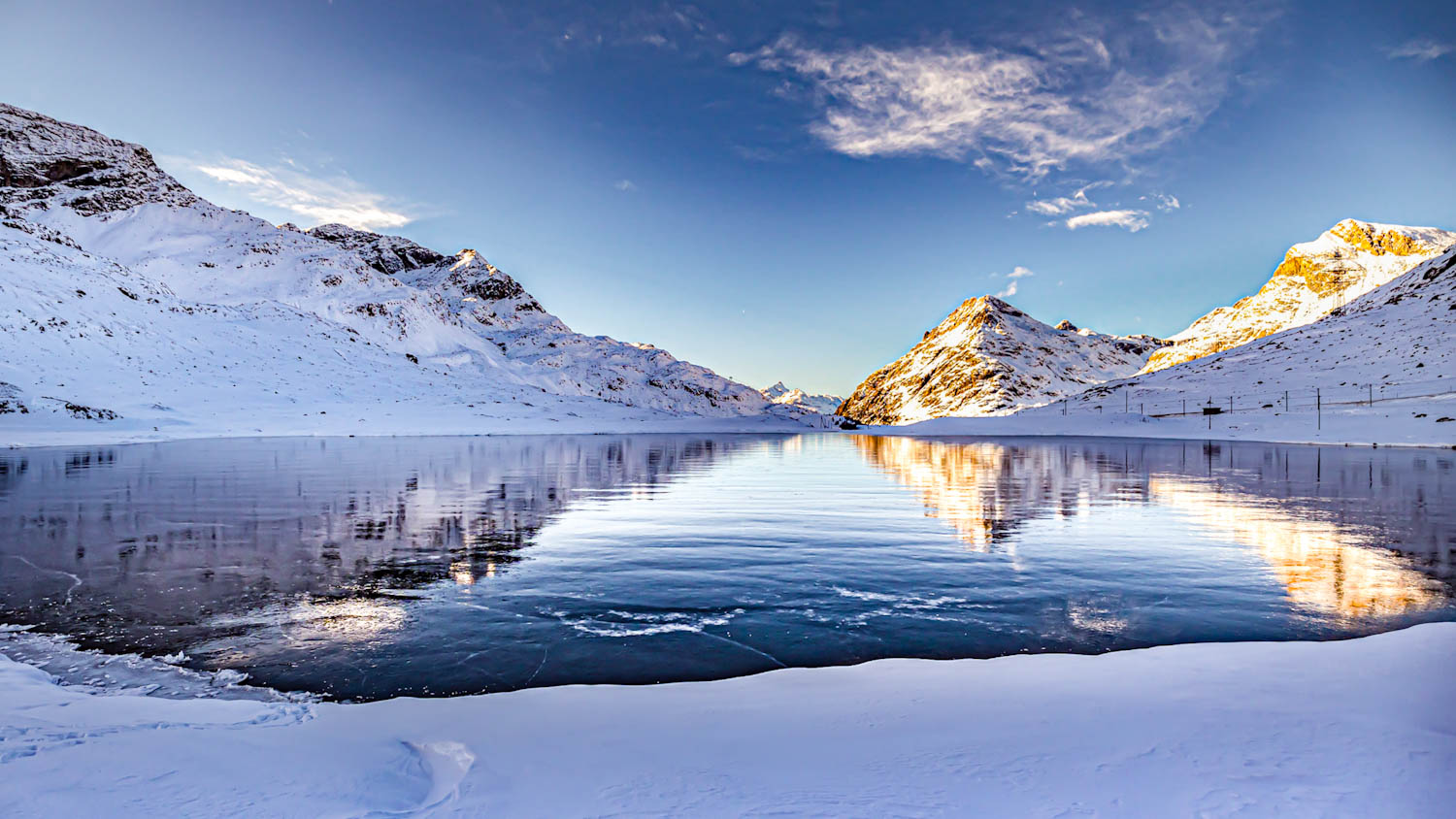 Schwarzeseis auf dem Bergsee auf dem Berninapass