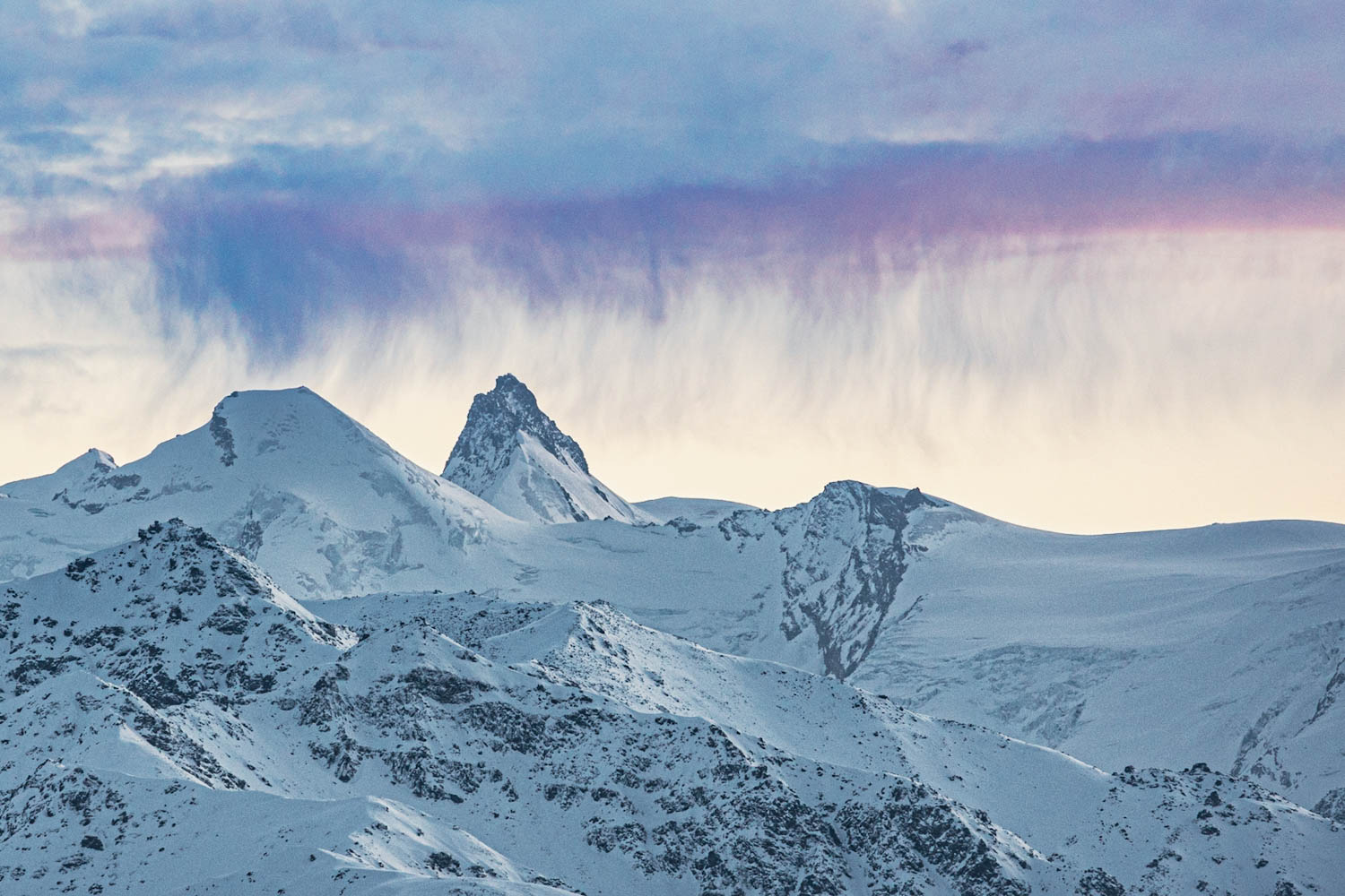 Wolkenbruch über Bergspize