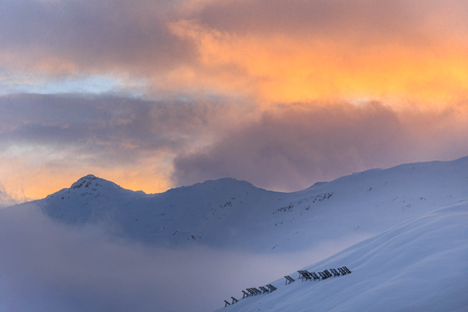 Abendrot über frisch verschneiten Bergen