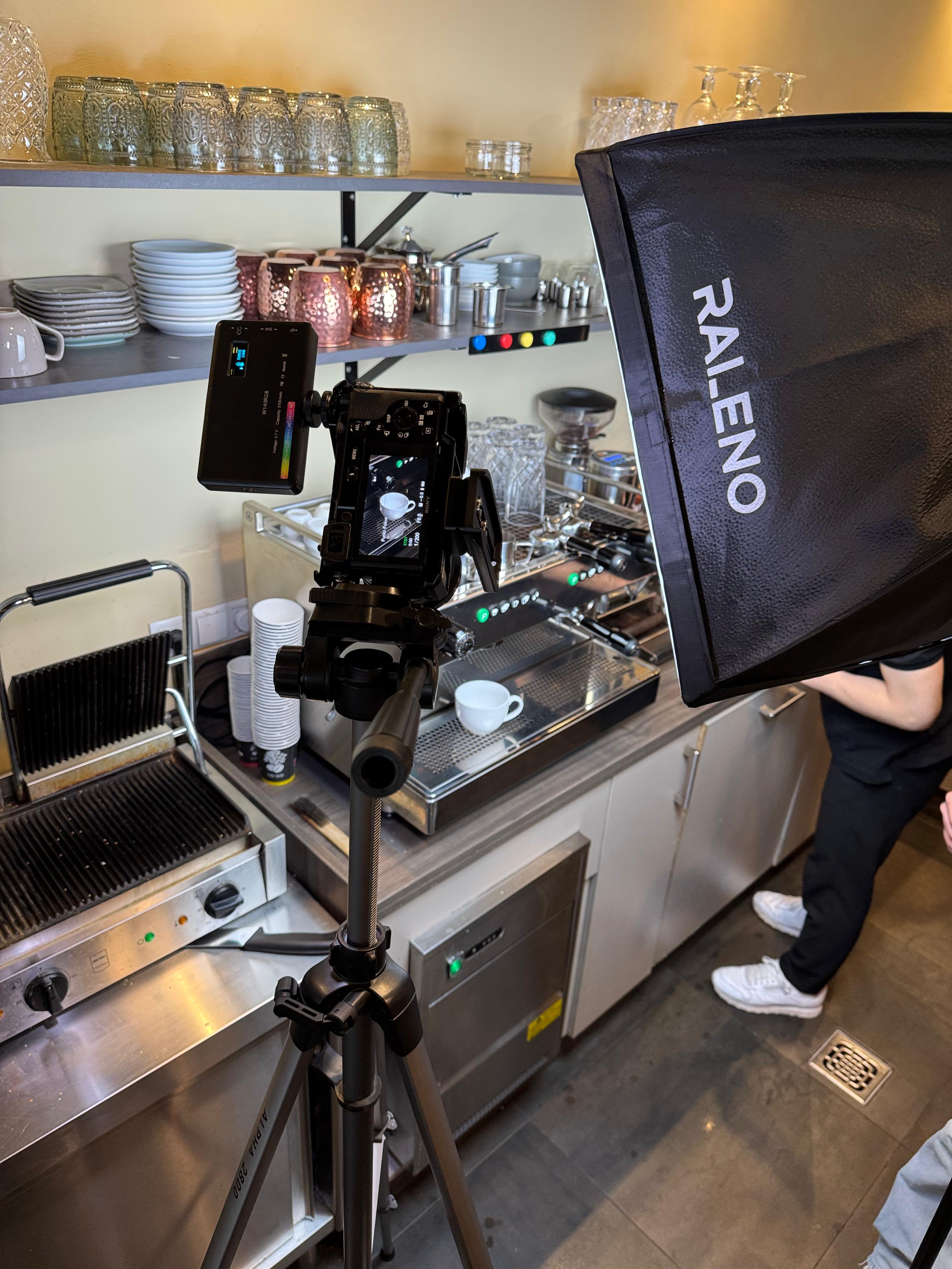 Kamera auf Stativ fotografiert eine Espressomaschine mit professionellem Lichtsetup – Behind the Scenes eines Coffee-Shoots von L’Étoile Visuals.
