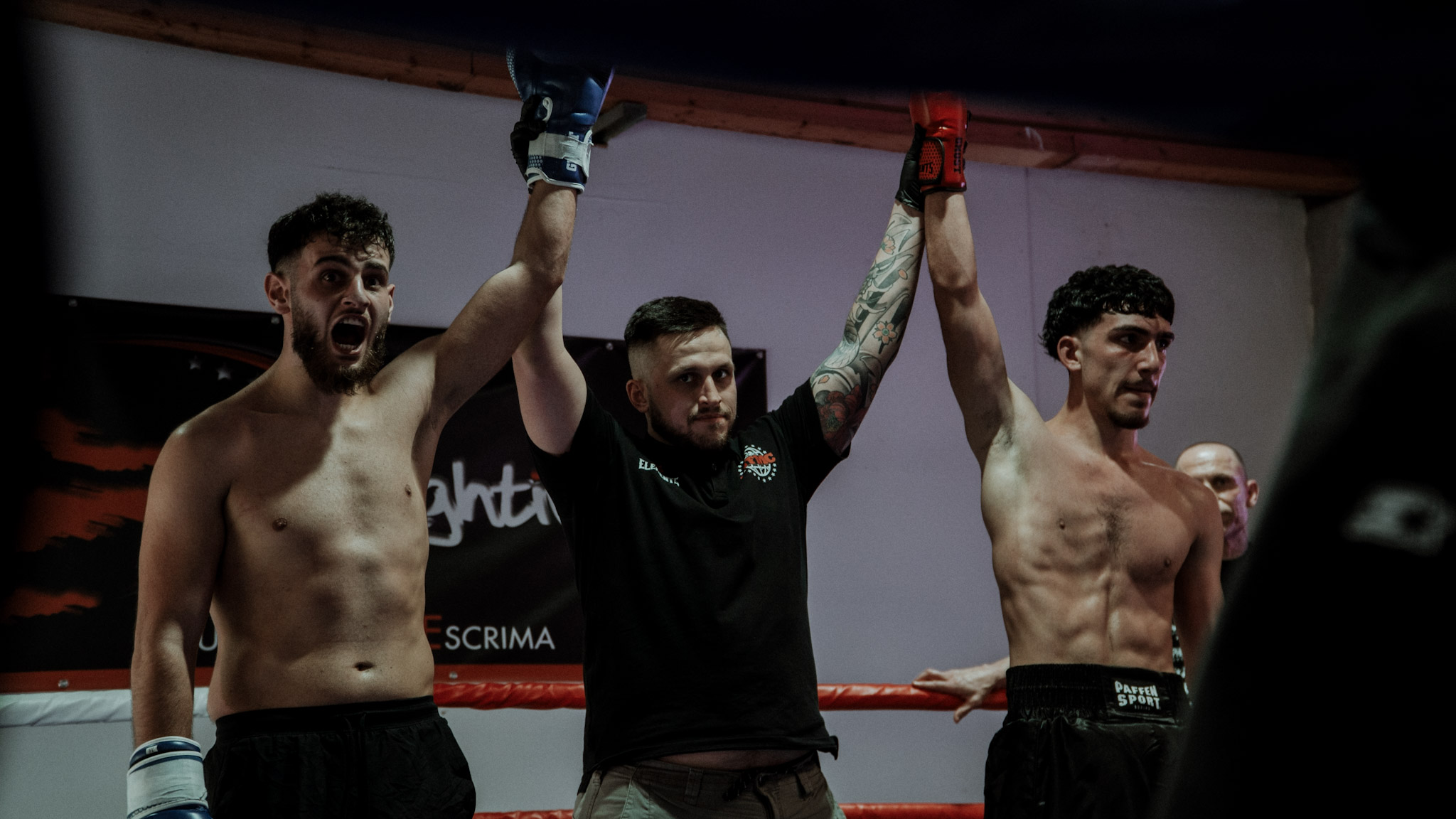 Boxkampf Bonn – Siegerpose nach dem Fight – L’Étoile Visuals