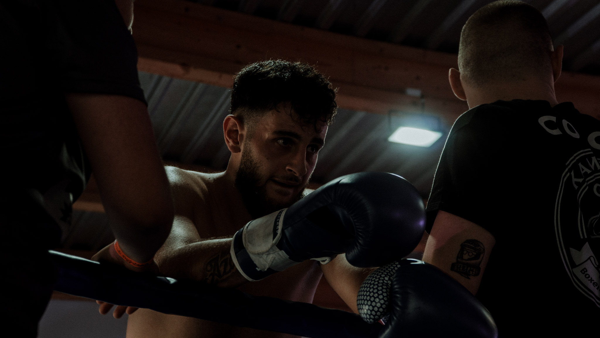 Boxer im Ring zeigt Konzentration und Entschlossenheit während eines Kampfs in Bonn – authentische Sportfotografie von L’Étoile Visuals