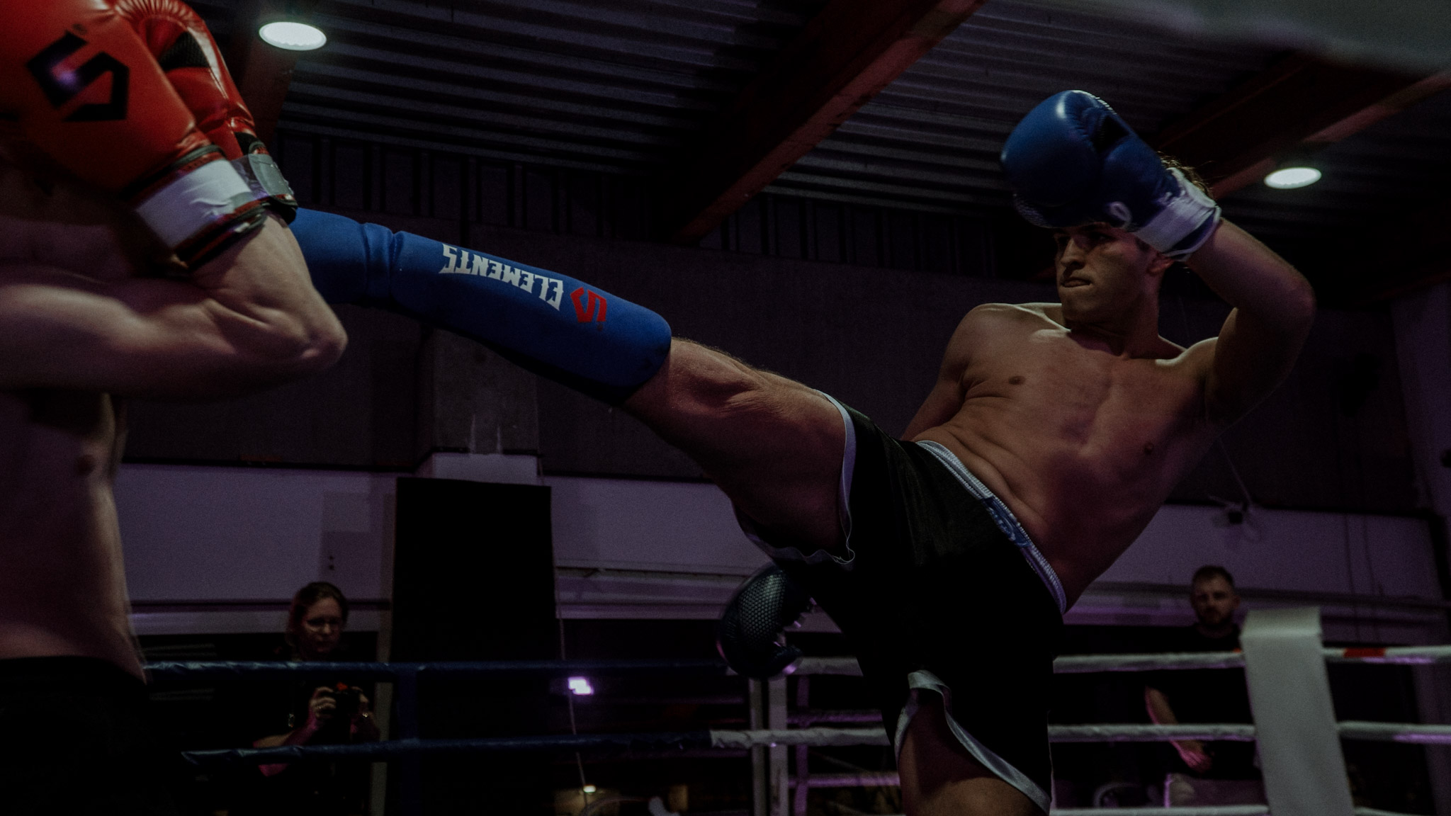 Kickboxer landet einen gezielten Treffer im Ring während eines Kampfs in Bonn – dynamische Sportfotografie von L’Étoile Visuals
