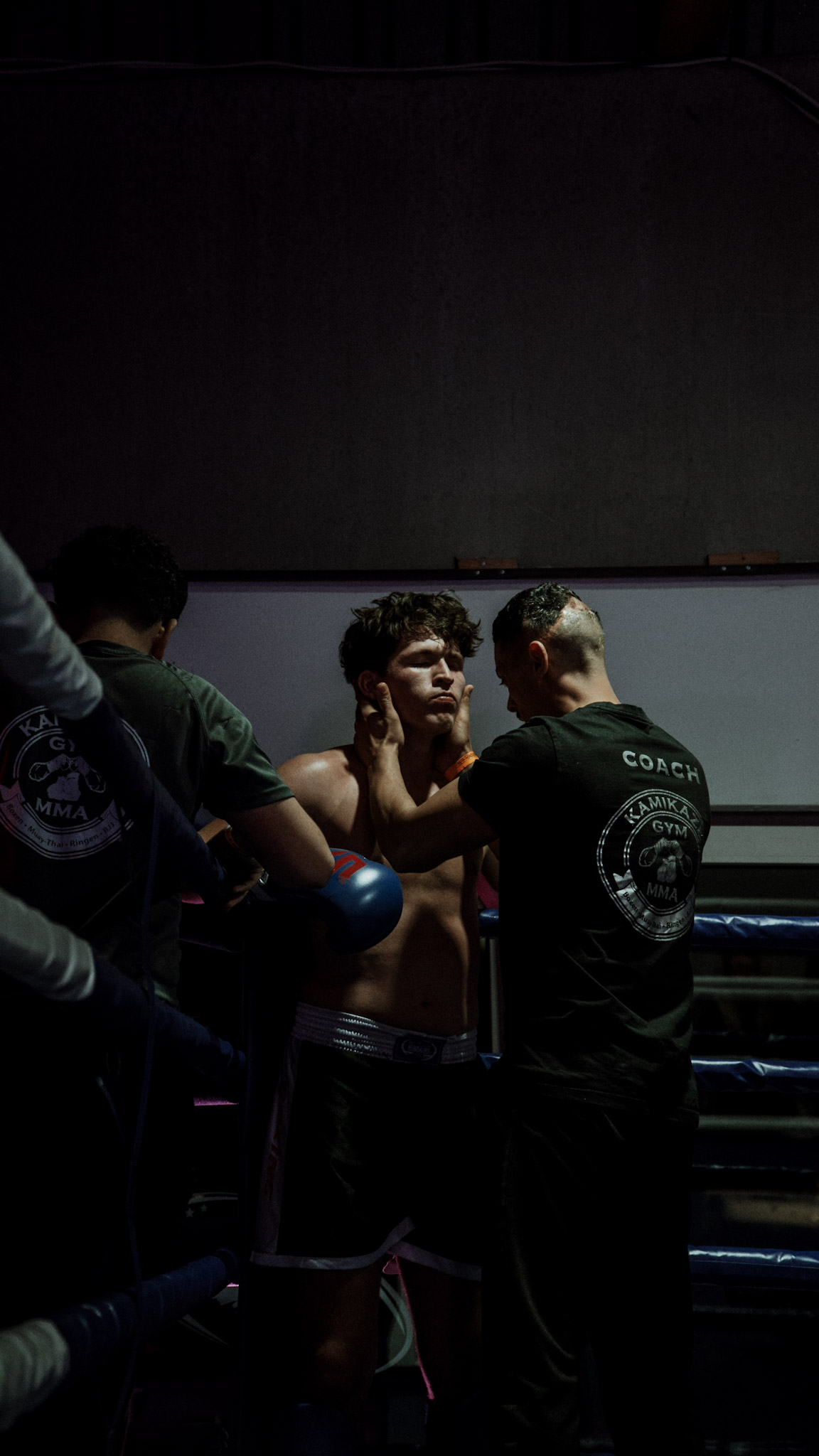 Boxer wird im Ring von seinem Trainer vorbereitet und fokussiert sich vor dem Kampf – emotionale Boxfotografie von L’Étoile Visuals in Bonn