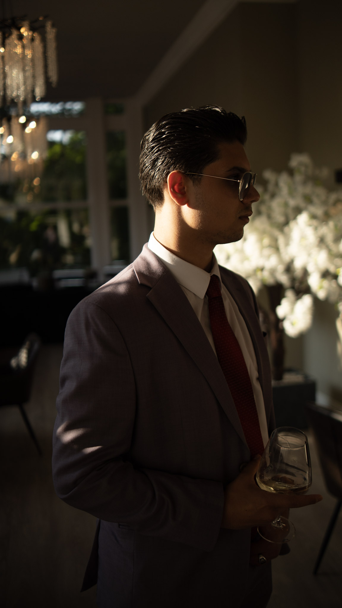 Elegantes Eventporträt eines Mannes im Anzug mit Weinglas im Abendlicht – hochwertige Eventfotografie von L’Étoile Visuals in Bonn