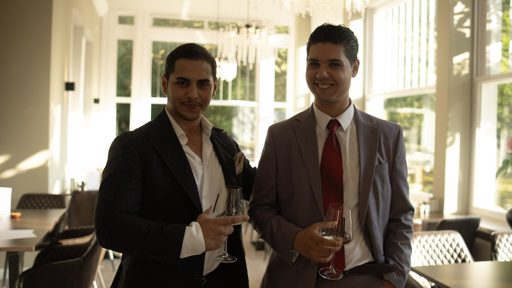 Zwei Männer im Anzug mit Weingläsern bei einem Business Event in Bonn – stilvolle und natürliche Eventfotografie von L’Étoile Visuals