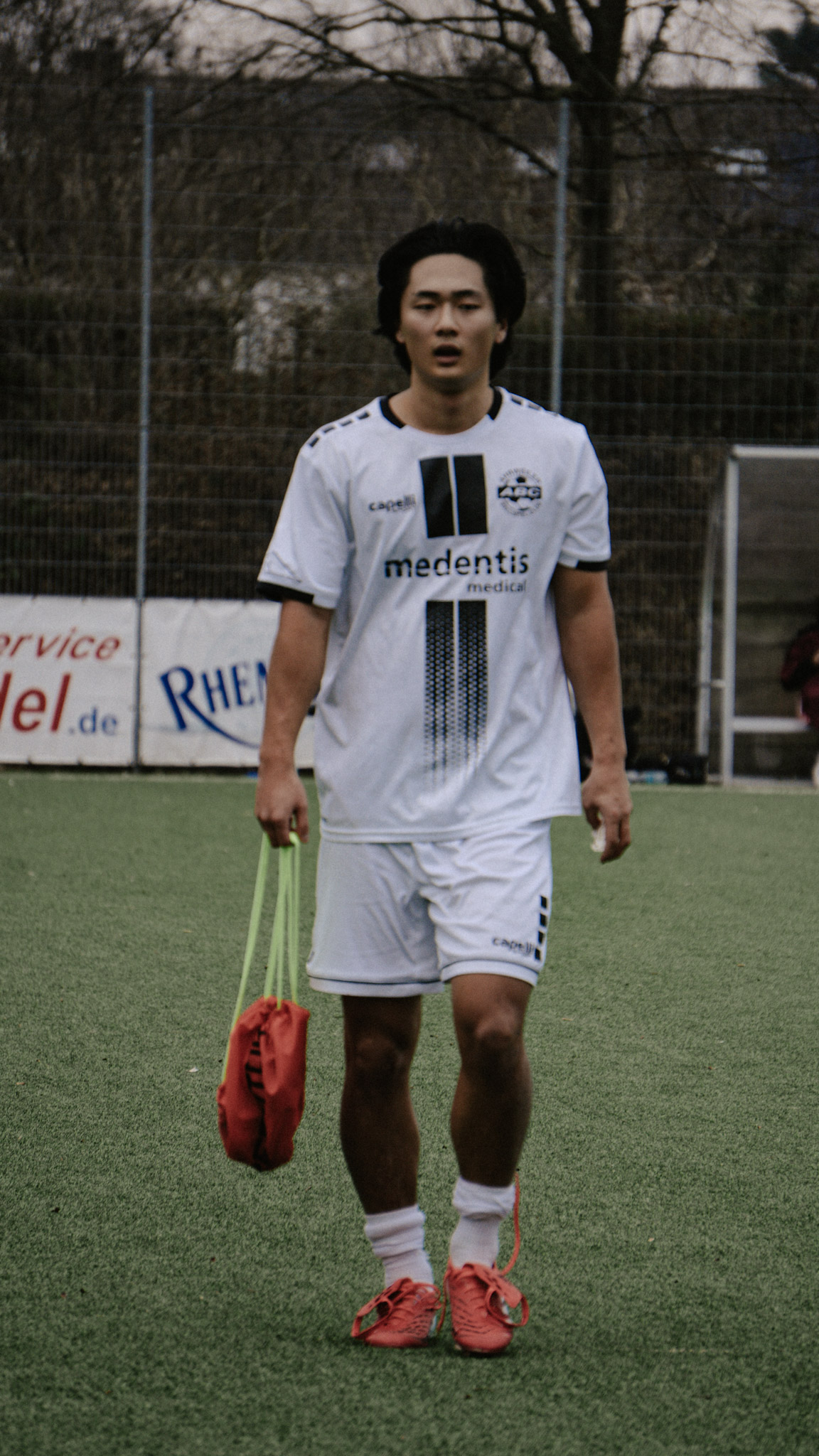 Fußballspieler Lee im weißen Trikot auf dem Spielfeld in Bonn – Sportfotografie mit natürlichem Look, aufgenommen von L’Étoile Visuals