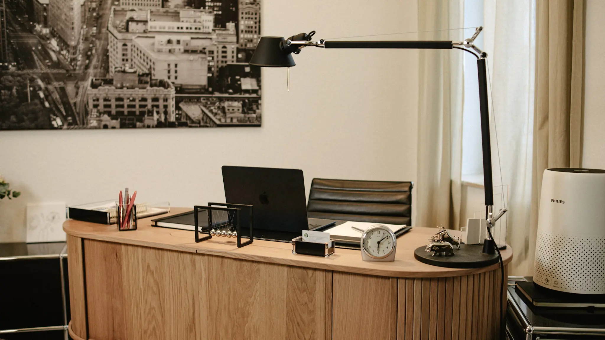 Moderner, minimalistischer Büroarbeitsplatz mit Holzschreibtisch, Laptop und Designerlampe – Businessfotografie von L’Étoile Visuals