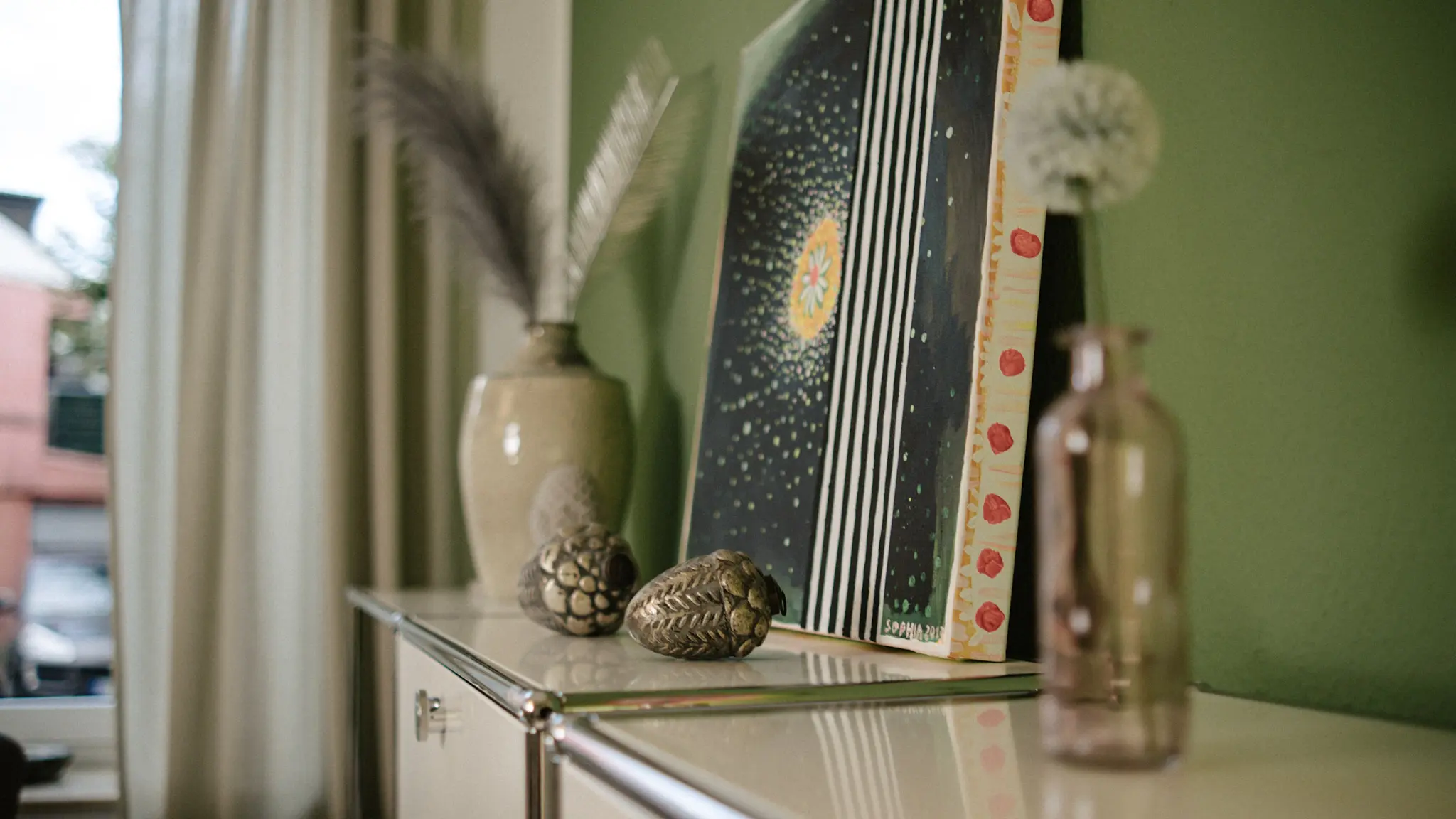 Detailaufnahme einer stilvollen Praxisdekoration mit Vase, Kunstwerk und warmem Licht – Interiorfotografie von L’Étoile Visuals