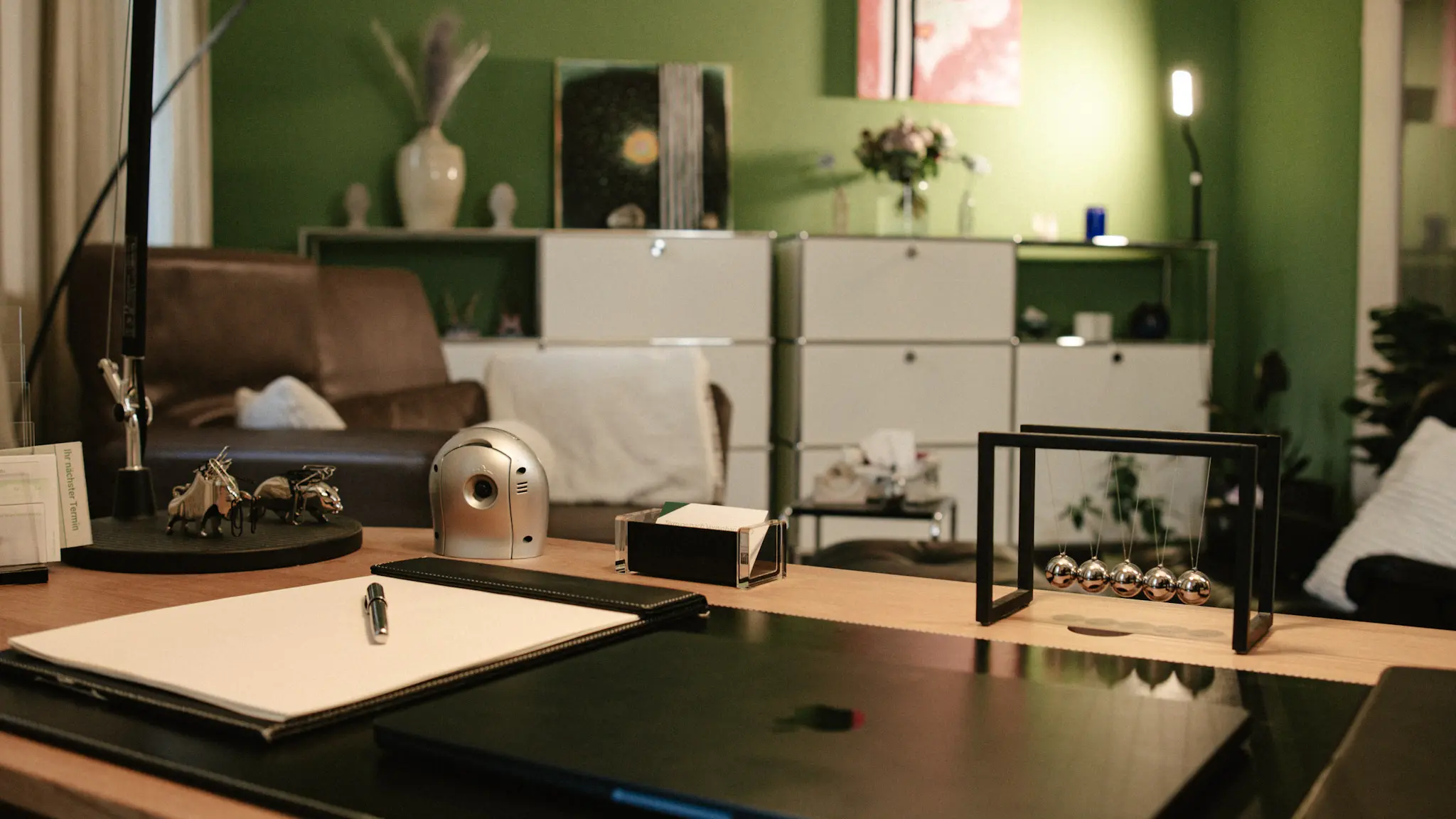 Moderner Praxisarbeitsplatz mit Notizblock, Schreibtischaccessoires und stilvoller Einrichtung im Hintergrund – Interiorfotografie von L’Étoile Visuals