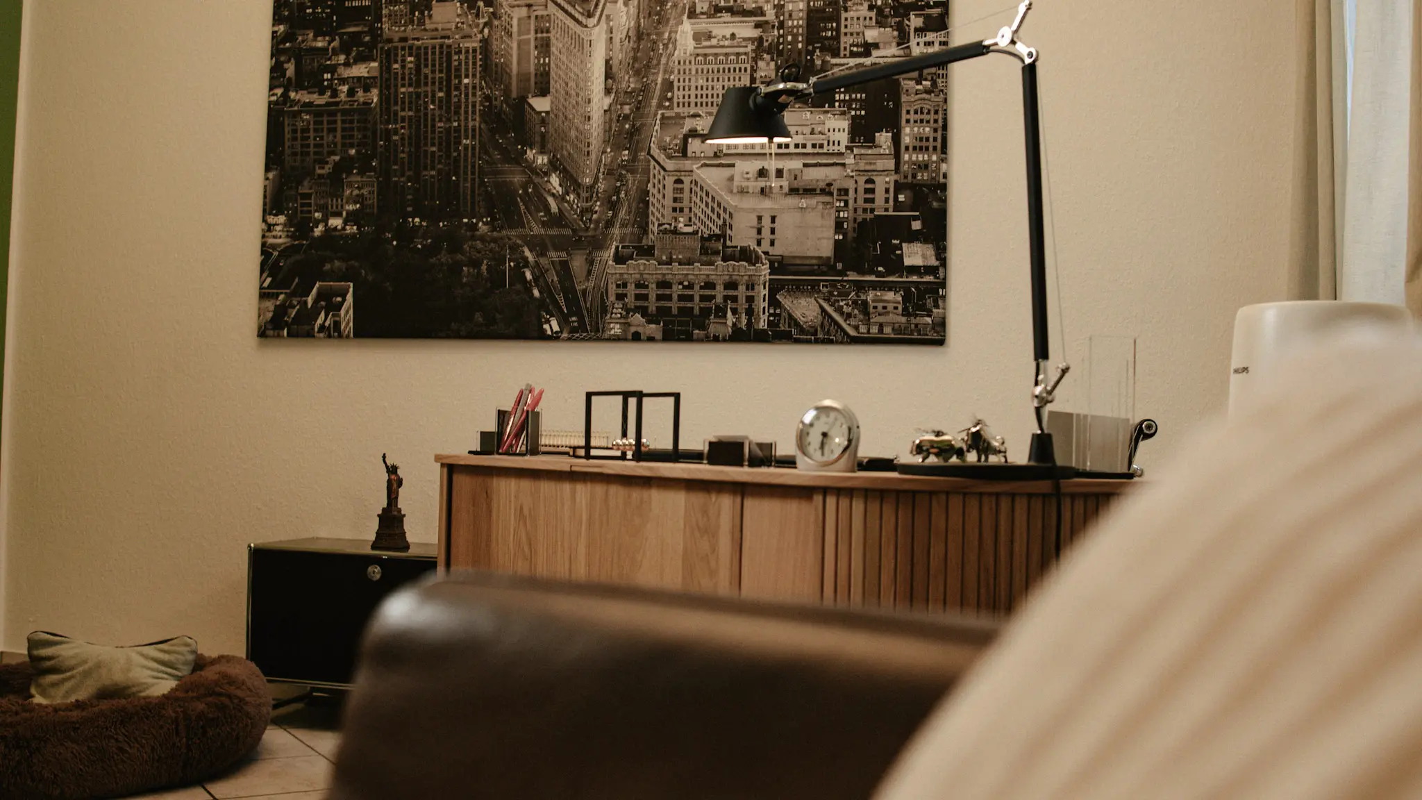 Moderner Praxisarbeitsplatz mit Stadtbild an der Wand und warmem Licht – Interiorfotografie von L’Étoile Visuals