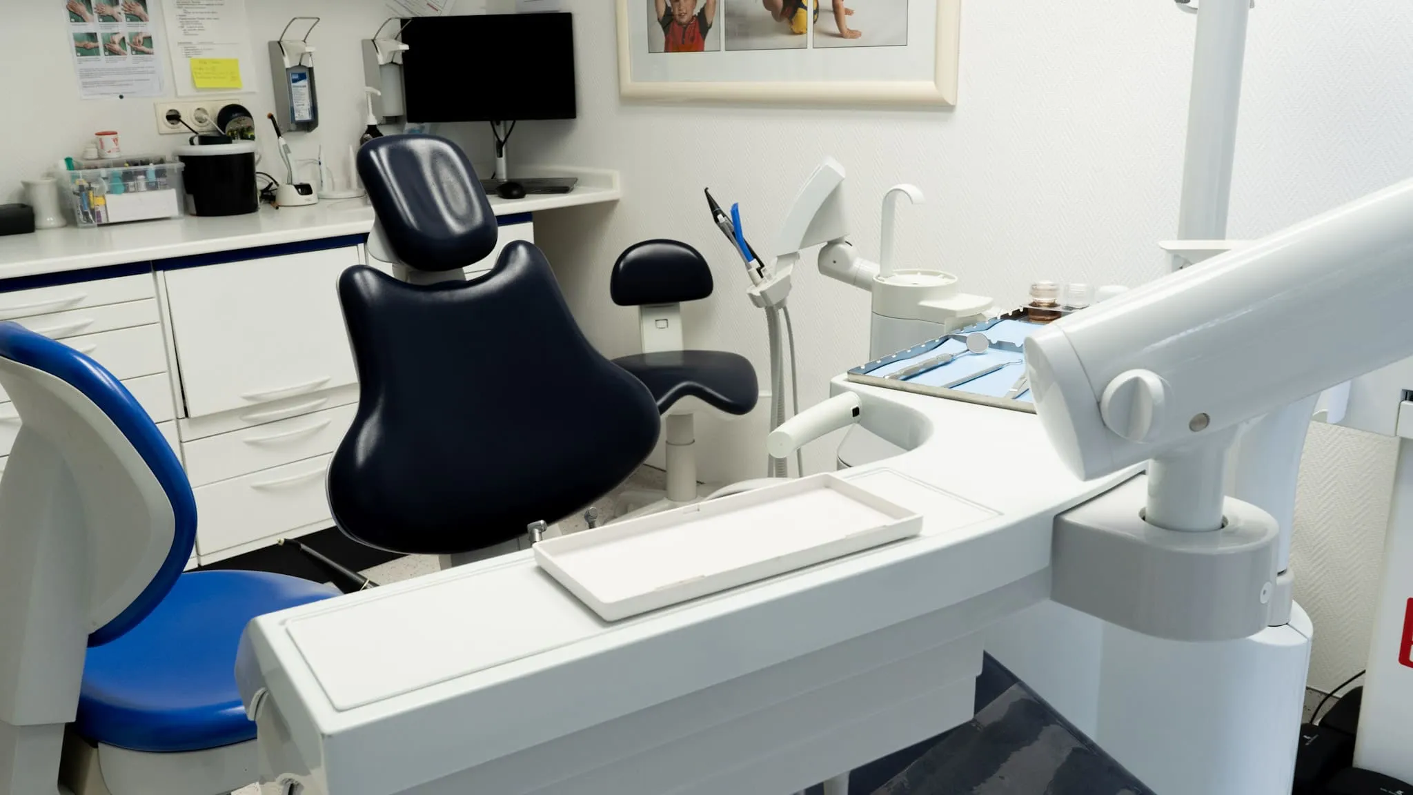 Behandlungsstuhl mit modernen Geräten und sterilem Arbeitsplatz in einer Zahnarztpraxis.