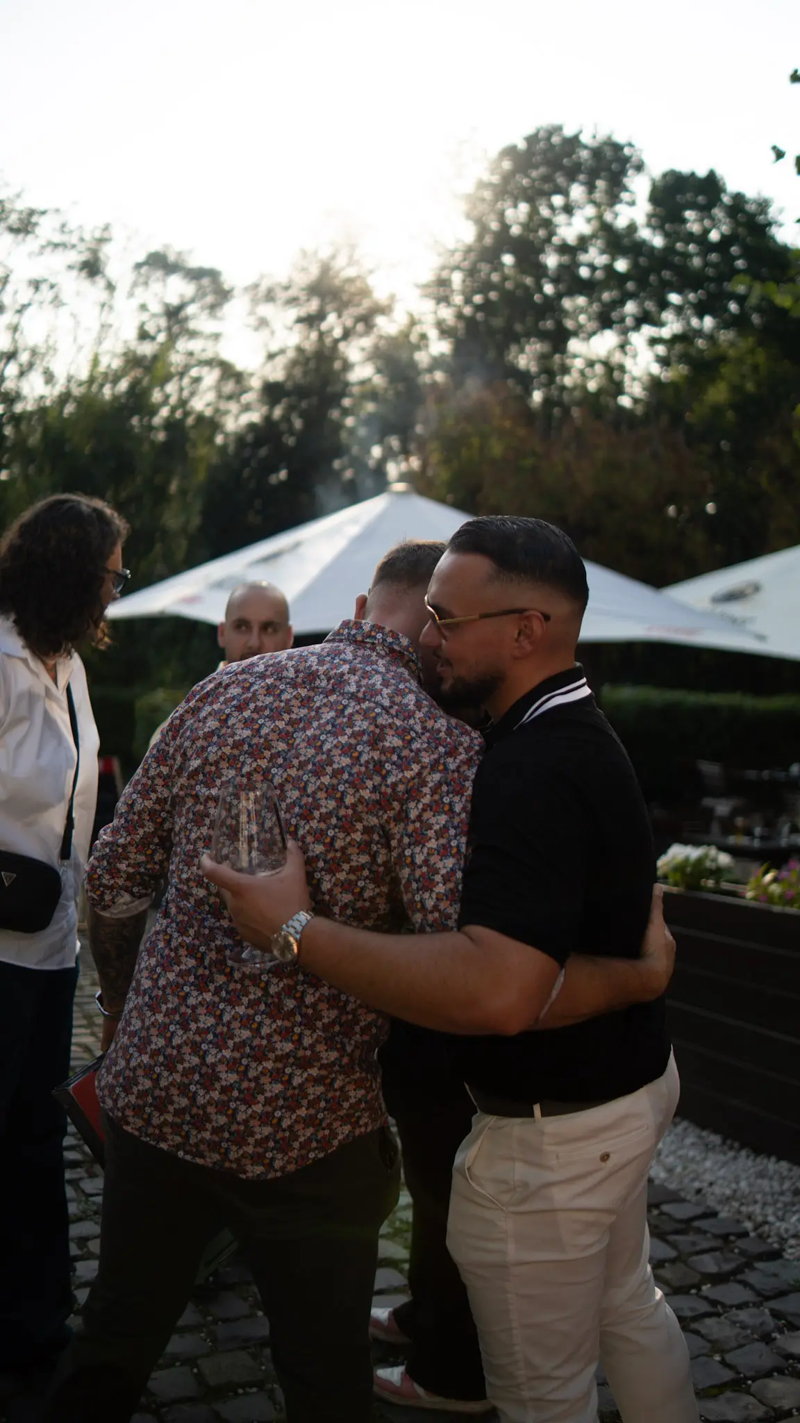 Gäste begrüßen sich herzlich bei einem Sommer-Event in Bonn – authentische und emotionale Eventfotografie von L’Étoile Visuals