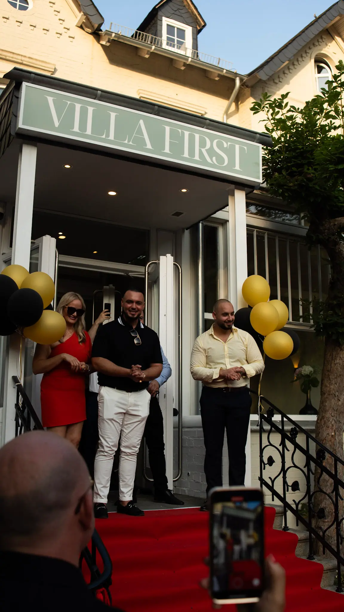 Eröffnungsfeier der Villa First in Bonn mit Gästen auf dem roten Teppich – professionelle Eventfotografie von L’Étoile Visuals