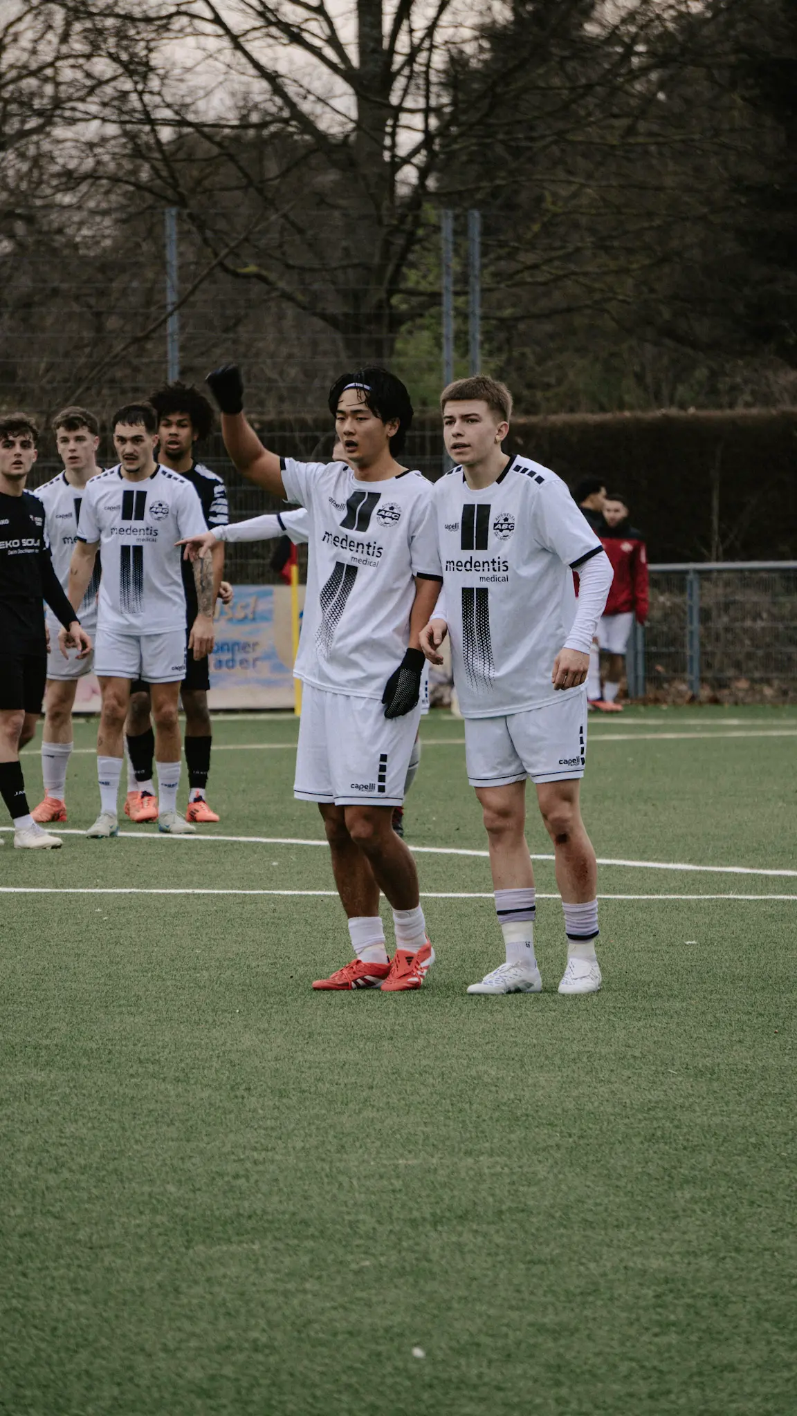 Fußballspieler in Formation vor dem Freistoß – konzentrierte Spielsituation, aufgenommen von LetVis Media