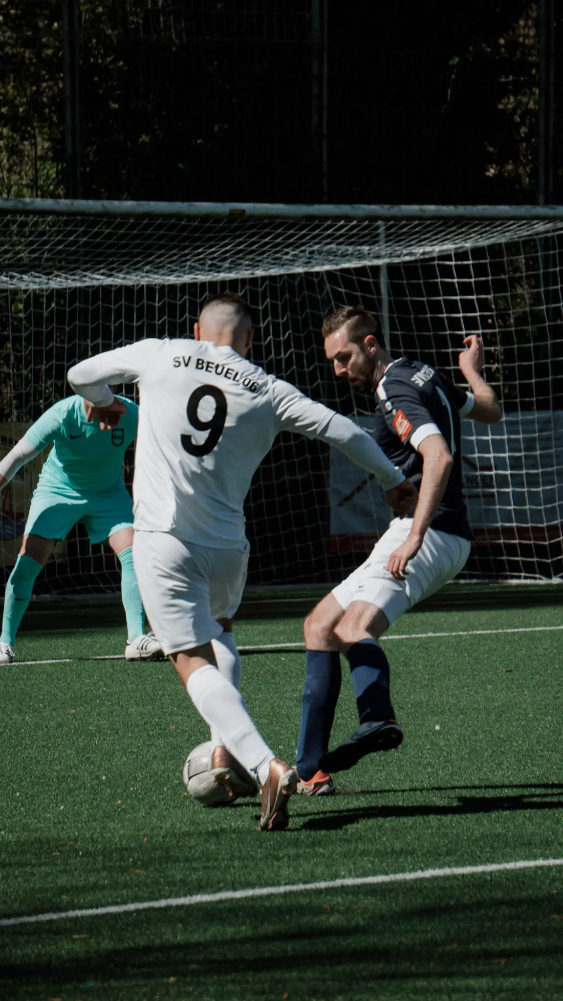 Fußballspieler im Zweikampf vor dem Tor beim Spiel des SV Beuel – intensiver Moment auf dem Spielfeld – fotografiert von L’Étoile Visuals