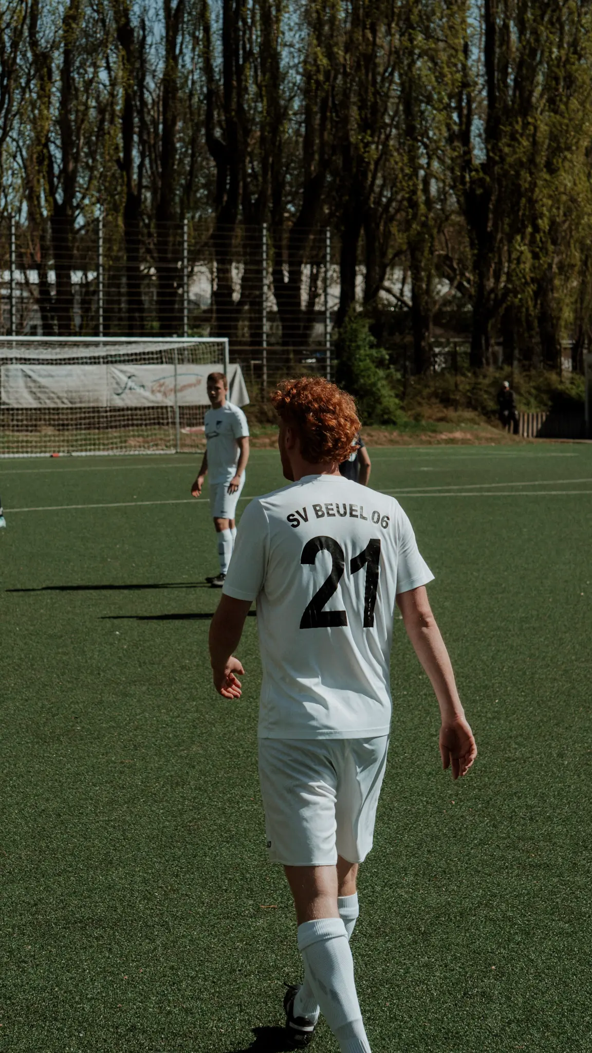 Fußballspieler des SV Beuel 06 auf dem Spielfeld, Aufnahme mit natürlichem Sonnenlicht – fotografiert von L’Étoile Visuals