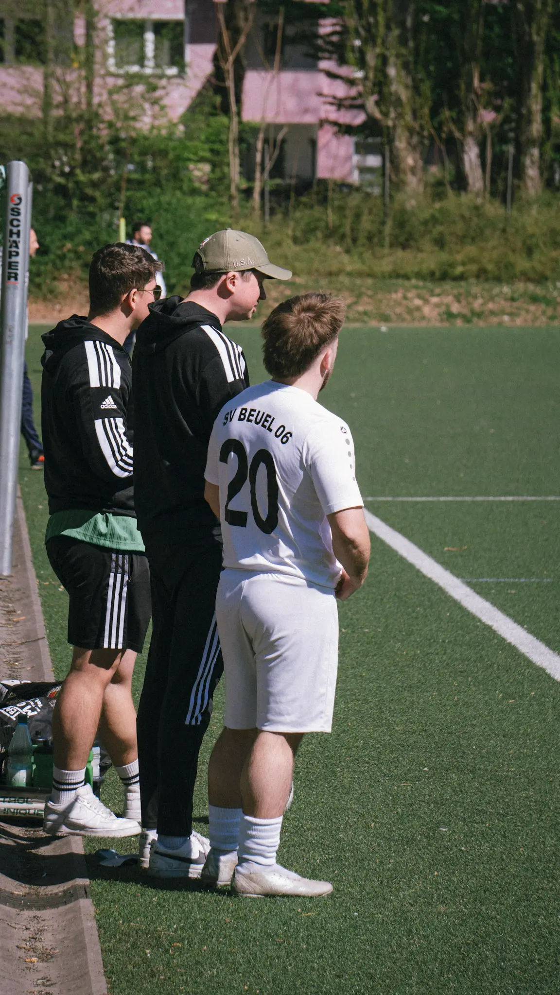 Fußballspieler und Trainer des SV Beuel 06 an der Seitenlinie während eines Spiels – Teamfokus und Spannung festgehalten von L’Étoile Visuals