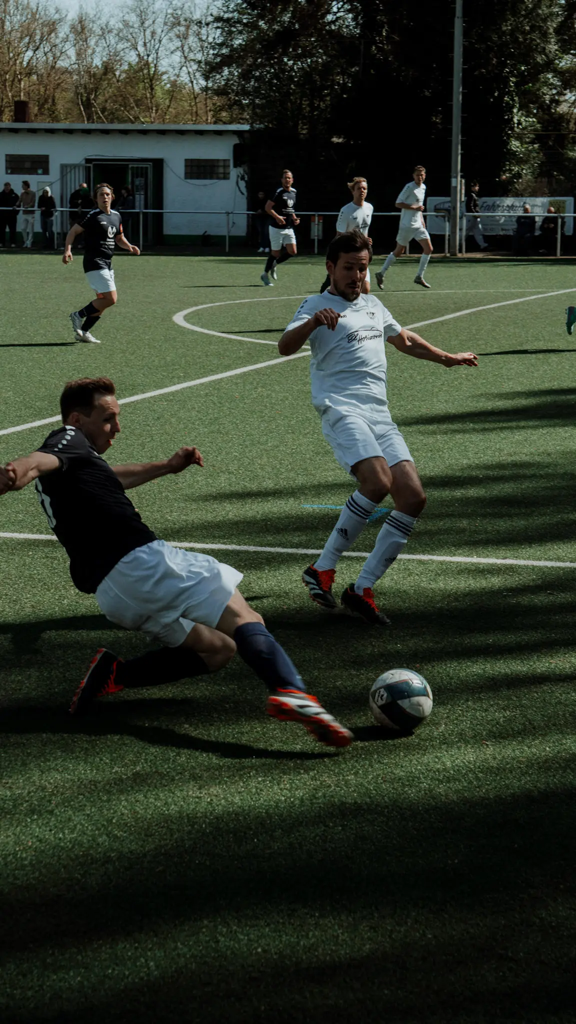 Fußballspieler im Zweikampf während eines Spiels des SV Beuel 06 – aufgenommen von L’Étoile Visuals, sportliche Actionfotografie auf dem Spielfeld